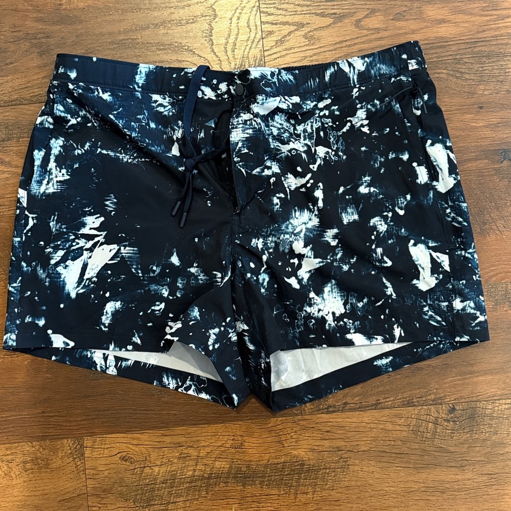NWT VRST Slim Fit Men’s Shorts, 5” Inseam, Size XXL, Resort Print, Indigo Craft